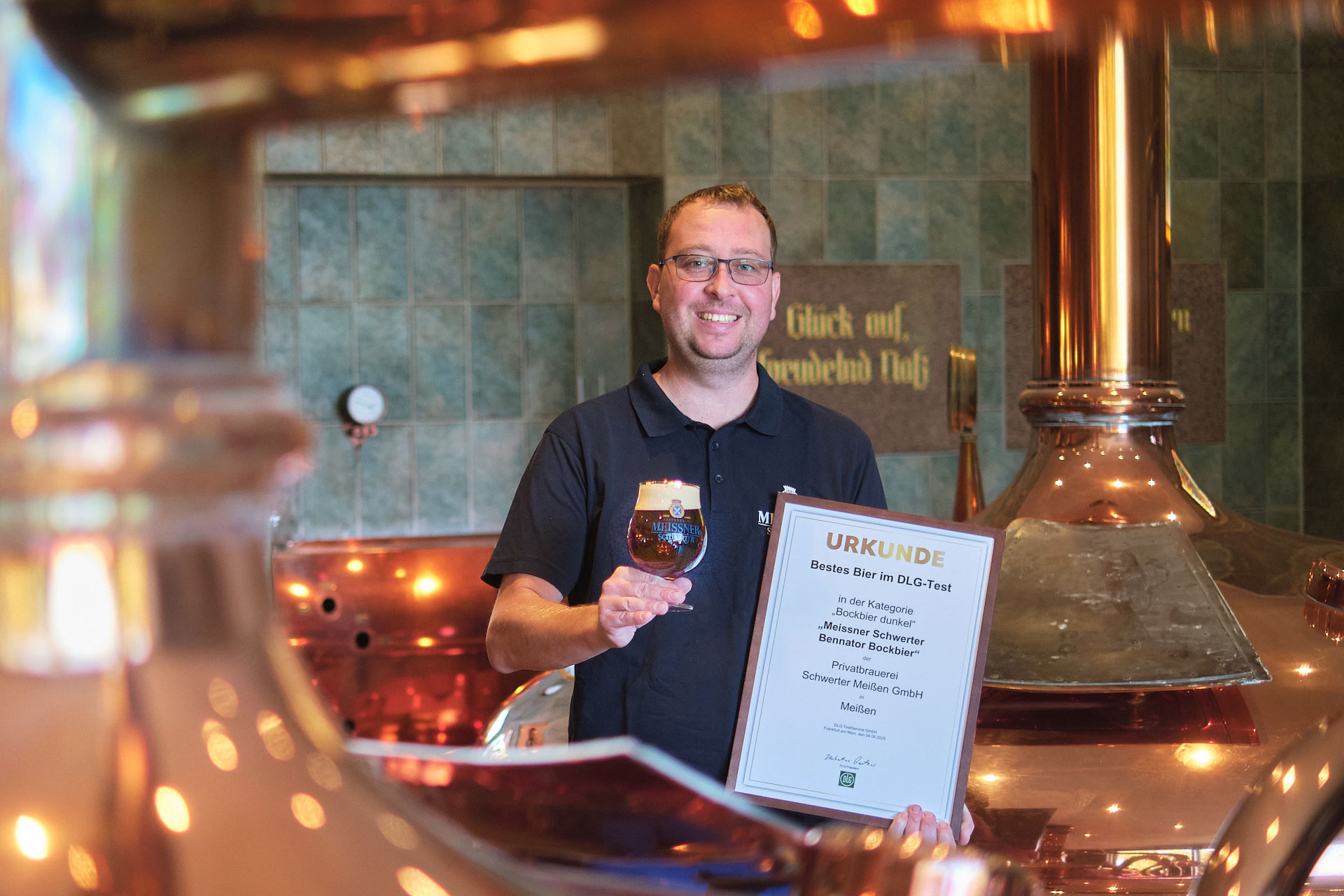 Braumeister Robert Kaeßler präsentiert stolz die Auszeichnung „Bestes Bockbier“. Braumeister Robert Kaeßler präsentiert stolz die Auszeichnung „Bestes Bockbier“.
